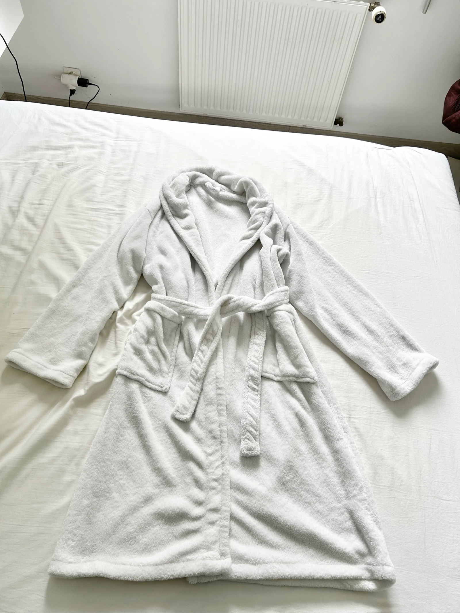 Roupão branco liso de pelúcia com cinto de amarrar – photo 12